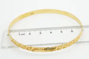 31-  Fraai bewerkte en gefaseerd afgewerkte 20kt geel-gouden armband kopen? Bied vanaf 580!