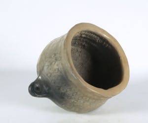 Dirk Hubers - Aardewerk, Sgrafitto schaal en een pot op voet van onbekende maker kopen? Bied vanaf 80!