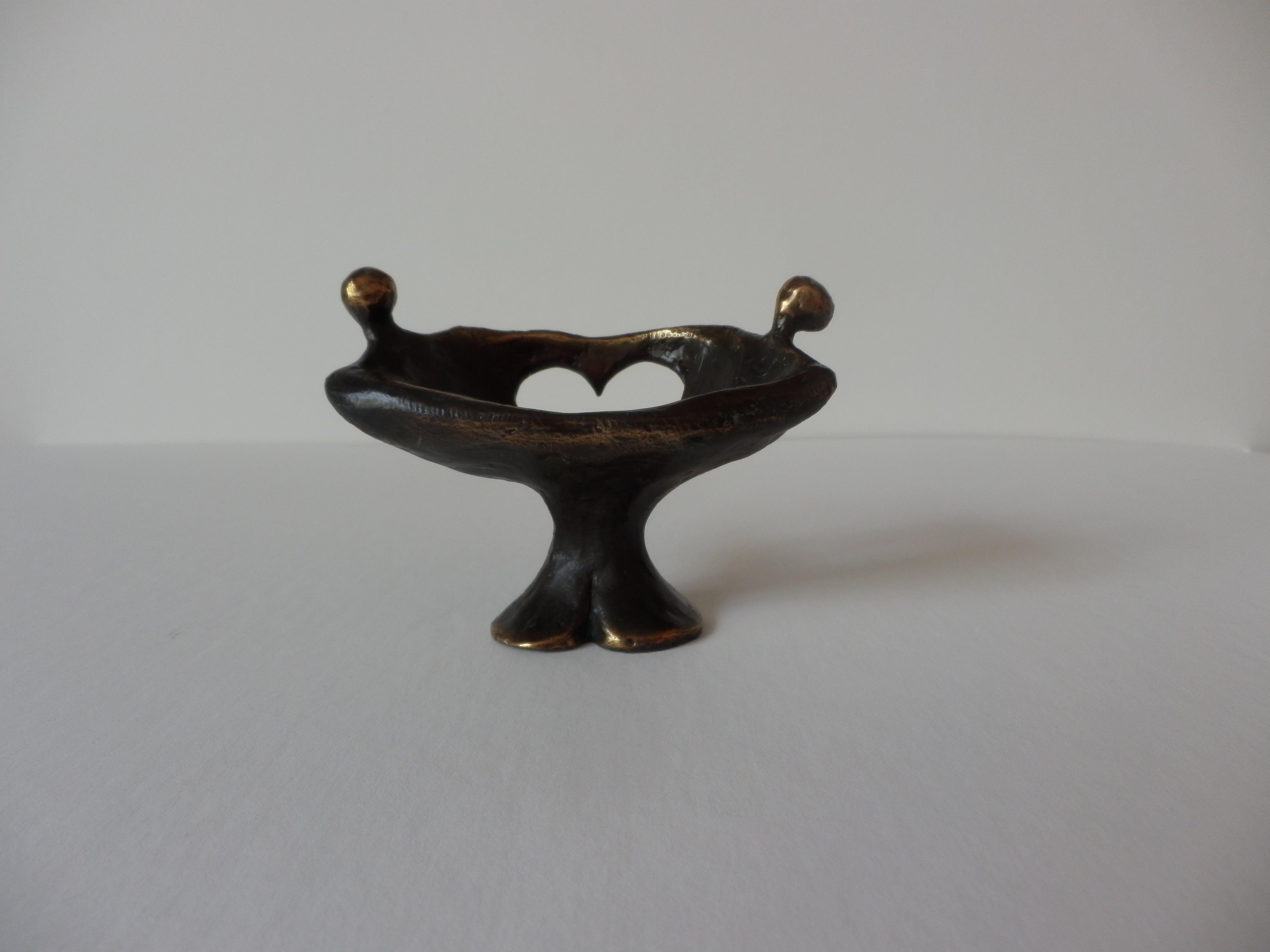 Niet of onleesbaar gesigneerd - BRONZEN BEELDJE ,, LOVE HEART ,, kopen? Bied vanaf 1!