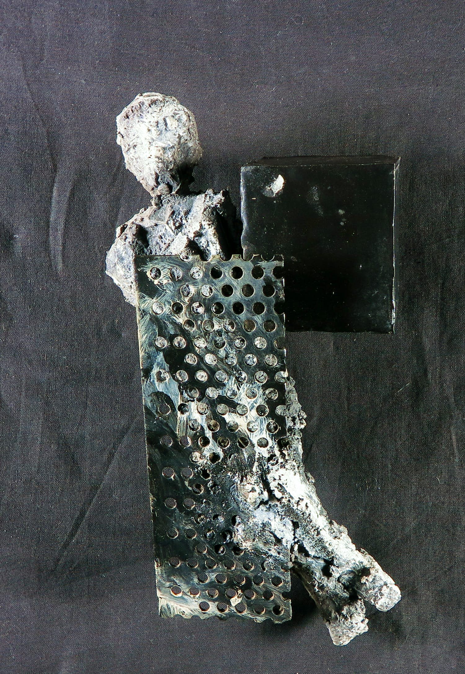 Niet of onleesbaar gesigneerd - Gemengde techniek, bronzen figuur achter metalen scherm kopen? Bied vanaf 1!