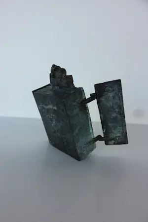 Mieke Oldenburg - Brons, Kastje met beweegbare deuren met vrouwfiguur kopen? Bied vanaf 200!