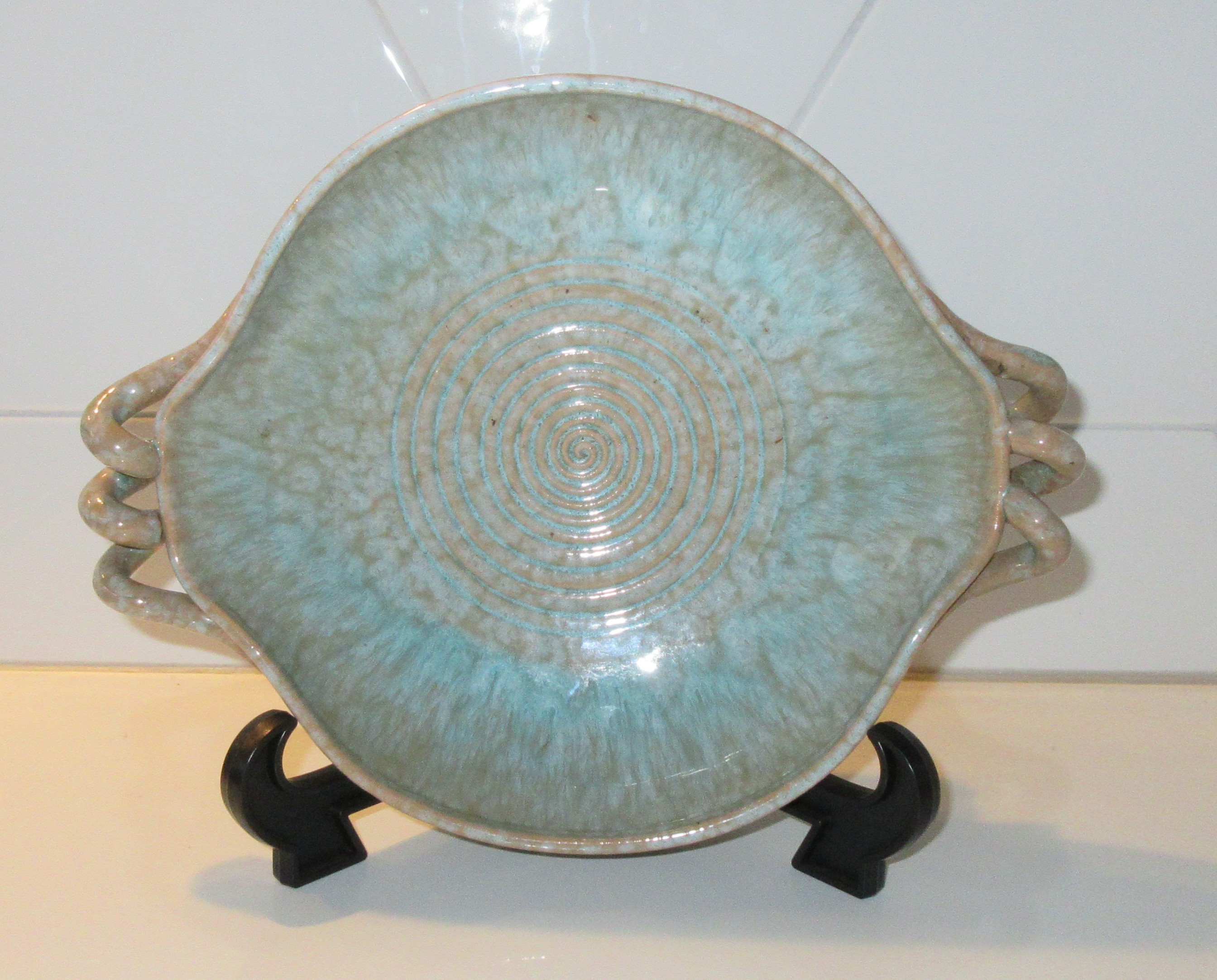 Niet of onleesbaar gesigneerd - Stroomglazuren art deco kunst aardewerken schaal verkocht voor € 1!