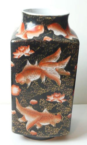 Niet of onleesbaar gesigneerd - Chinesische Vase, Schwarzgrund, handbemalt mit Koj, um 1950 kopen? Bied vanaf 1!