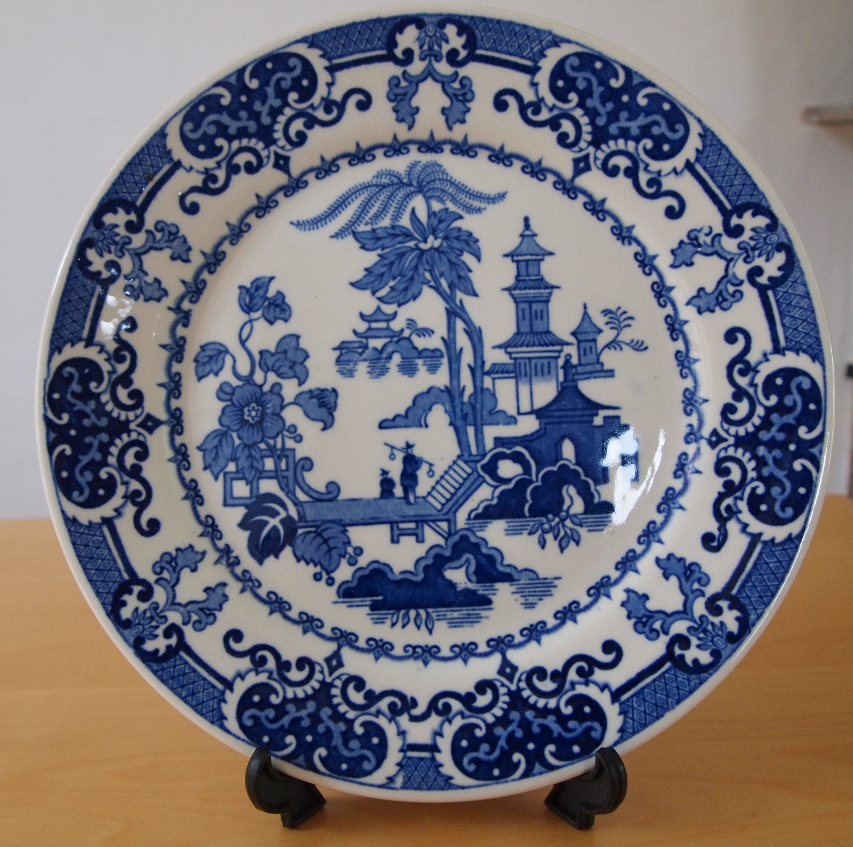 Firma Regout & Co - Antiek bord decor Pekin verkocht voor € 15!