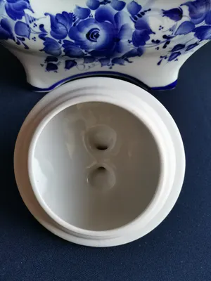 Niet of onleesbaar gesigneerd - Fraaie gedecoreerde Chinese koffiepot in blauw en wit keramiek kopen? Bied vanaf 1!
