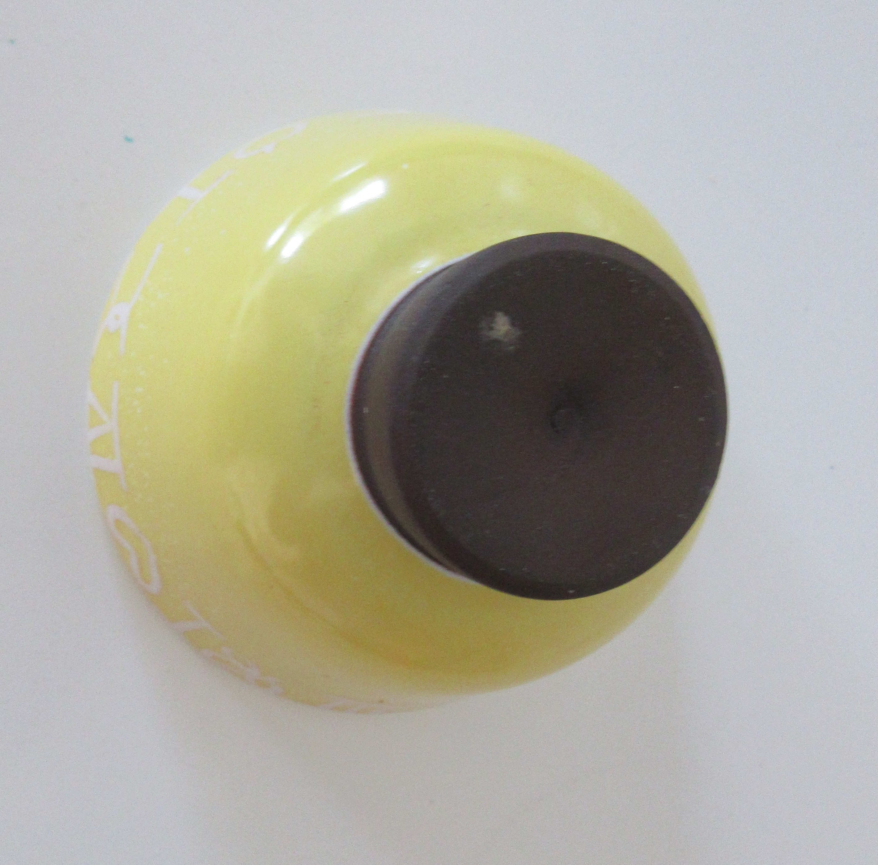 Niet of onleesbaar gesigneerd - Fifties zachtgeel kunstaardewerken schaaltje op bruine ronde voet kopen? Bied vanaf 1!