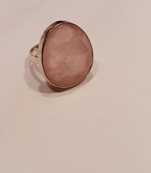 Nieuwe zilveren ring met ovale facetgeslepen rozenkwarts kopen? Bied vanaf 65!