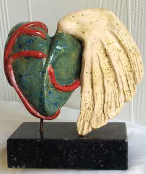 Niet of onleesbaar gesigneerd - “Vervlogen Hart” - Beeld van keramiek op marmeren voet verkocht voor € 1!