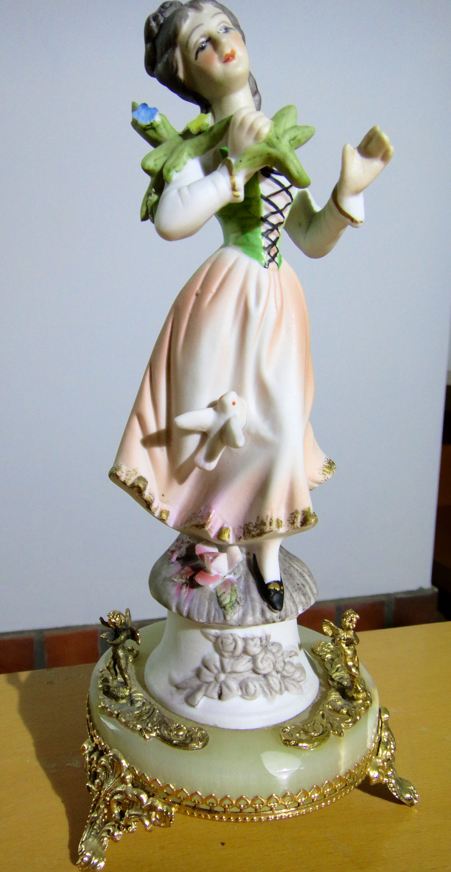 Niet of onleesbaar gesigneerd - Beeldje op voet van dame met bloemen kopen? Bied vanaf 1!