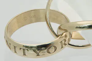 103 - Mooie 18 karaat wit gouden Cartier Amouret Trinity ring kopen? Bied vanaf 1150!