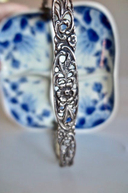 Kunstaardewerkfabriek Regina - Schaal Delfts blauw - Met verzilverd fraai ingesneden hengsel kopen? Bied vanaf 1!