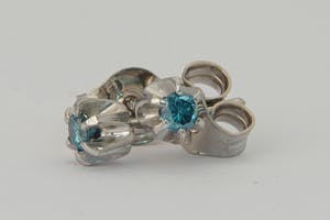2505- Exclusieve set 18 krt witgouden oorstekers - ca. 0.15 ct BLAUW diamant kopen? Bied vanaf 110!