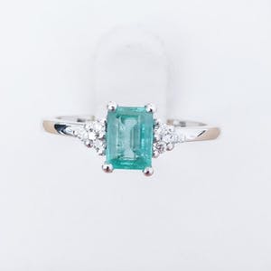 Emerald White Gold Ring with Diamonds kopen? Bied vanaf 215!
