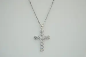 87 - Fijn 14 krt. witgouden collier en een 18 krt. diamanten kruis hanger kopen? Bied vanaf 800!