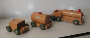 Curiosa - Vintage houten trein en wagon + auto van Brio uit Zweden kopen? Bied vanaf 1!
