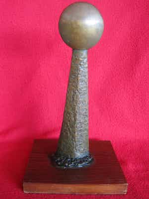 Leo van Oudheusden - Abstracte figuur. verkocht voor € 95!