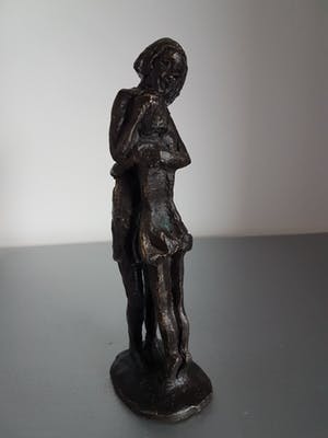 Astrid Veldhuyzen-Koppen - Beeld " Beschutting" kopen? Bied vanaf 35!