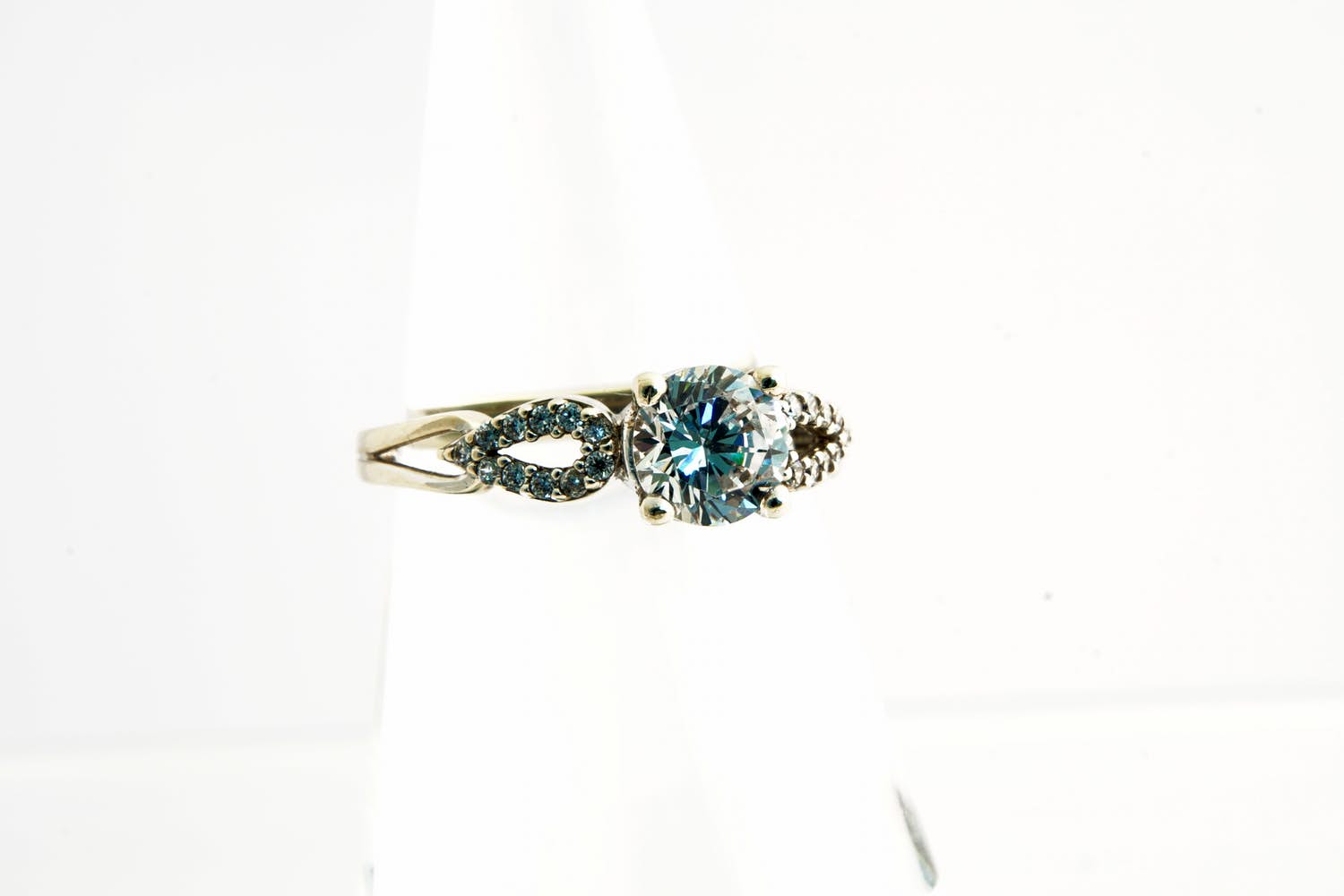 111- Sierlijke 14 krt witgouden dames entourage ring met Zirkoon - klein model kopen? Bied vanaf 80!