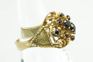 85 - Sierlijke 18 karaats geel-gouden fantasie ring met diep blauwe edelstenen kopen? Bied vanaf 330!