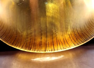 Curiosa - Erwin Eisch voor Glasblaserei Eisch Frauenau - goudkleurige schaal - gesigneerd kopen? Bied vanaf 1!