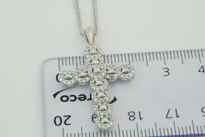 87 - Fijn 14 krt. witgouden collier en een 18 krt. diamanten kruis hanger kopen? Bied vanaf 800!