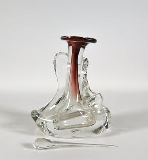 Ireneusz Kizinski - Vrijgevormde helderglazen fles met rood kopen? Bied vanaf 1!