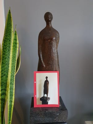 Robert Bosari - Bronzen beeld van staande dame kopen? Bied vanaf 1395!