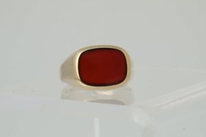 2565 - Vintage BWGG (8krt) geelgouden Zegelring met rode rechthoekige Carneool kopen? Bied vanaf 48!