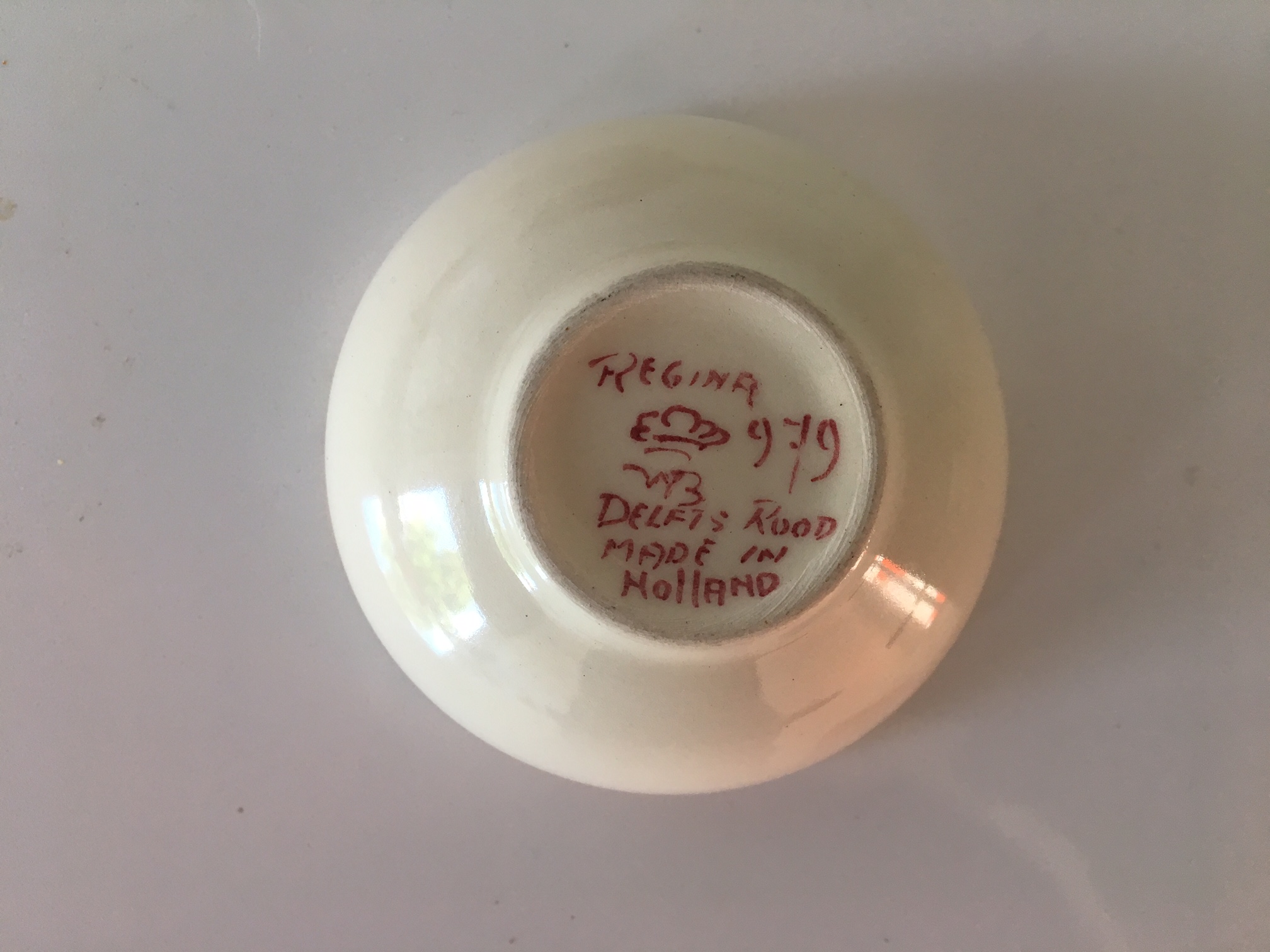 Kunstaardewerkfabriek Regina - vier platelen gebaksbordjes en twee pindaschaaltjes Delfts Rood kopen? Bied vanaf 1!