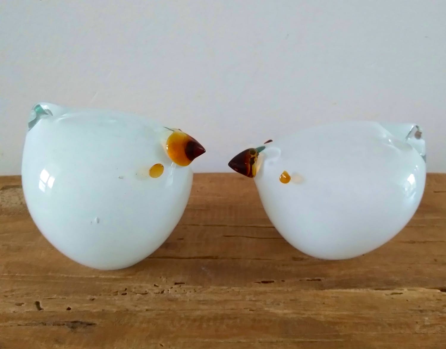 Niet of onleesbaar gesigneerd - twee superleuke glazen kippetjes, mondgeblazen kopen? Bied vanaf 1!
