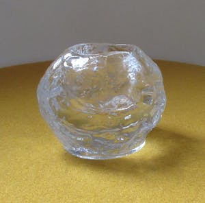 Kosta Boda - Twee Snowball kandelaren waarvan een XL model - ontwerp Ann Warff kopen? Bied vanaf 28!