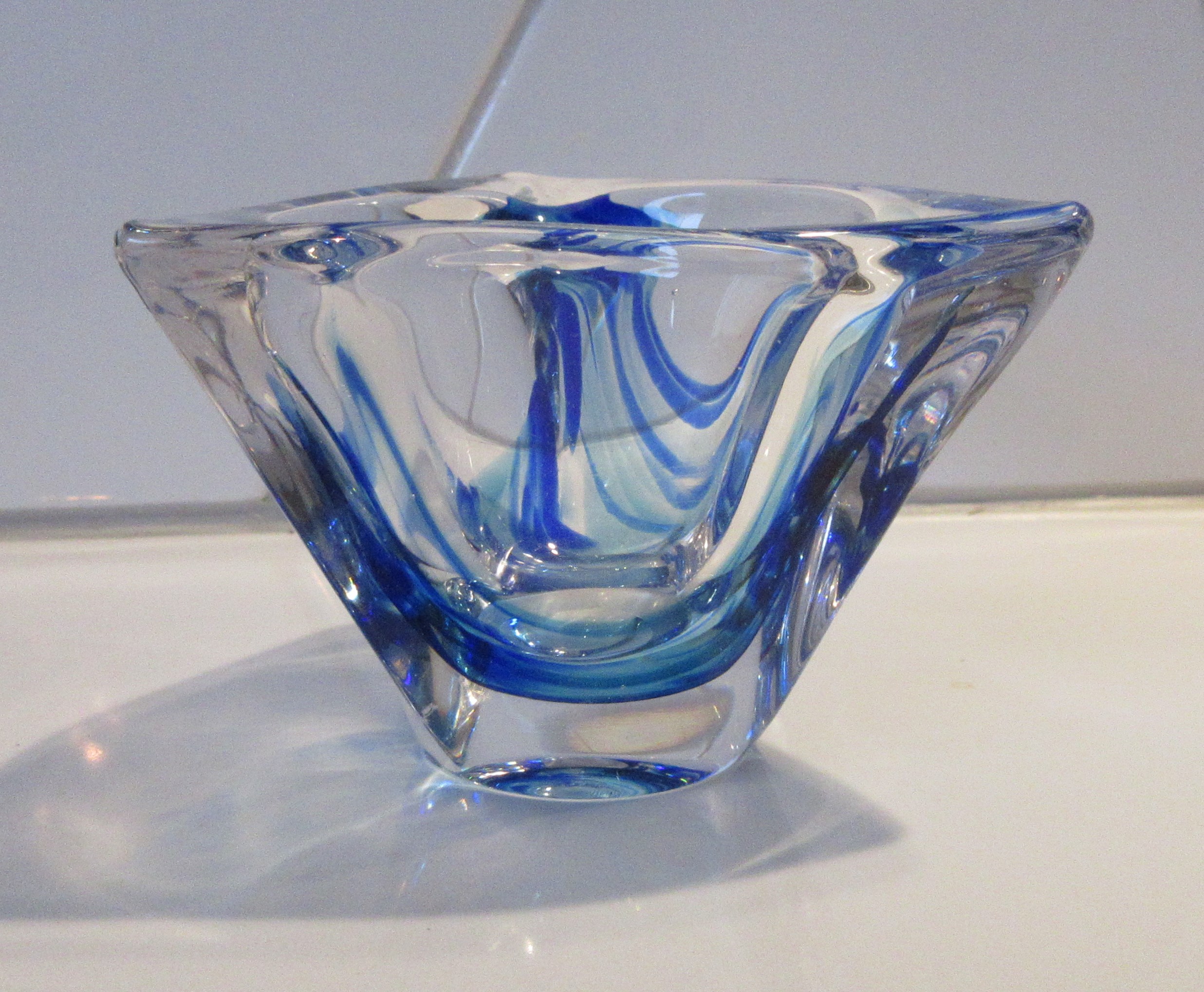 Max Verboeket - Mooi klein kunstglazen asbakje met blauwe slingers kopen? Bied vanaf 15!