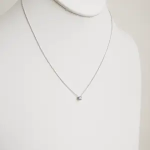 Acheter0.27ct Sapphire Necklace with Pendant? Enchérissez de 250!