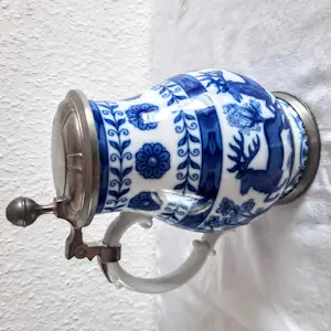 A.K. Kaiser Porzellan - Porzellan Krug Echt Kobald mit Zinndeckel Jagdmotiv 70er Jahre kopen? Bied vanaf 60!