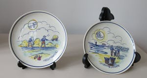 Royal Goedewaagen - Twee platelen sierbordjes 'Hooimaand' en 'Wijnmaand' voor N.V. Paul C. Kaiser Ro kopen? Bied vanaf 1!
