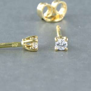 18k gouden solitair oorknoppen bezet met briljant geslepen diamant tot. 0,14ct kopen? Bied vanaf 1!