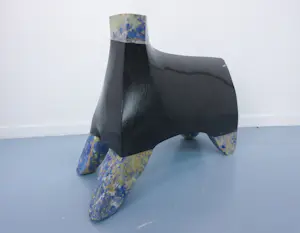 Jos Kuppens - Zwaar beeld van graniet en sodaliet, Geabstraheerd dierfiguur kopen? Bied vanaf 1000!