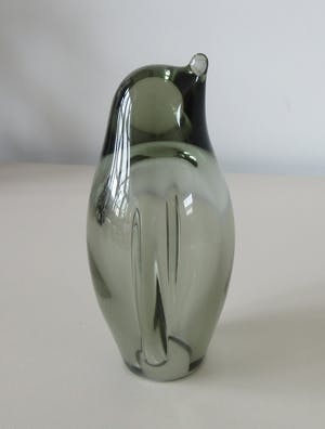Niet of onleesbaar gesigneerd - Twee modernistische (Rook) glazen pinguin figuren kopen? Bied vanaf 1!