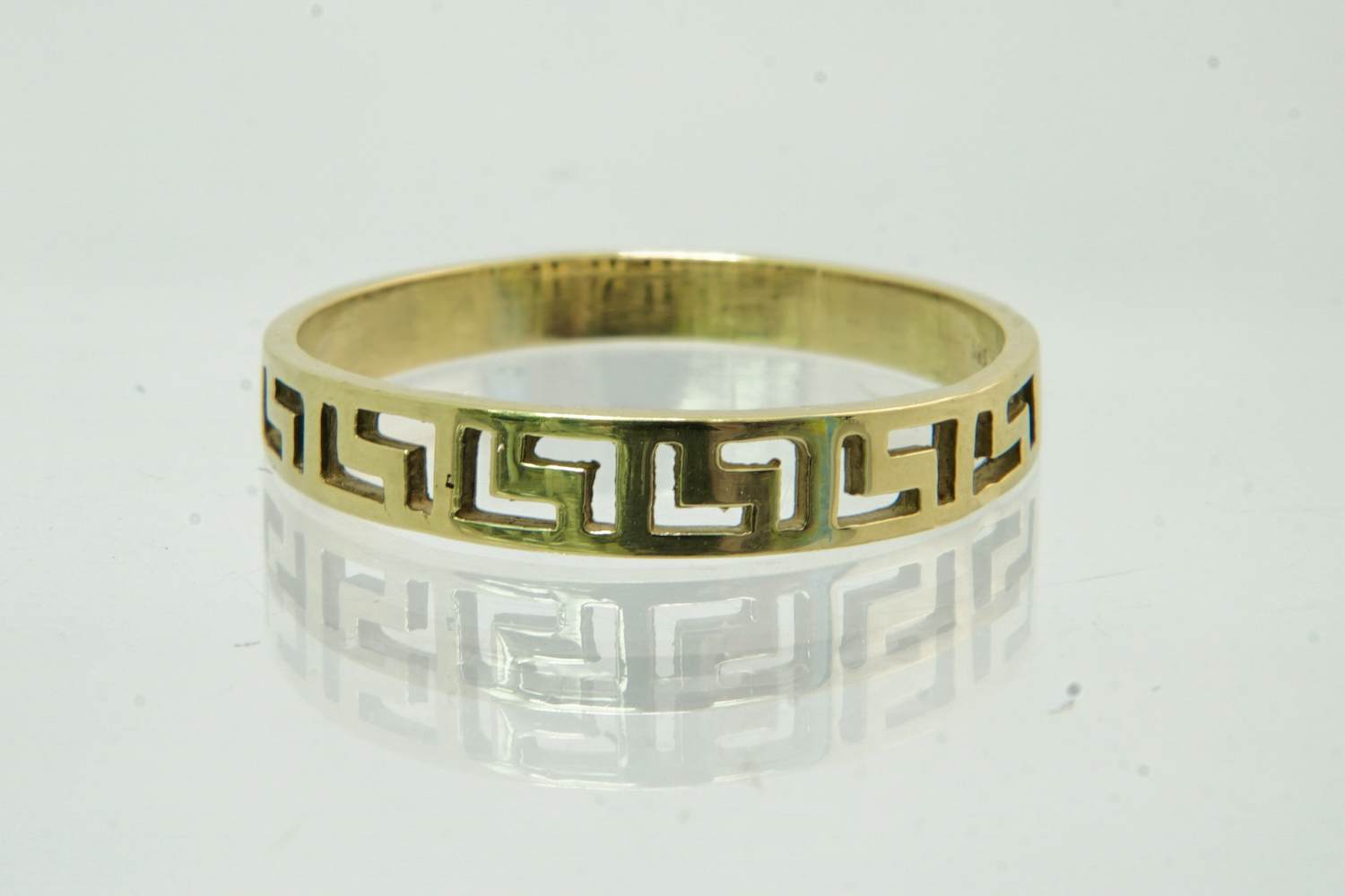 55 - Sierlijke 14 karaats geel-gouden ring met meander motief kopen? Bied vanaf 110!