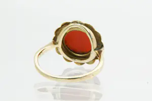 94 - Klassieke 14krt geelgouden ring met grote cabuchon geslepen bloedkoraal. kopen? Bied vanaf 90!