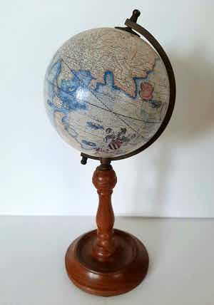 Niet of onleesbaar gesigneerd - Globe-Wereldbol verkocht voor € 1!