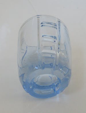 Niet of onleesbaar gesigneerd - Blauw persglazen art deco likeurkarafje en drie glaasjes kopen? Bied vanaf 1!