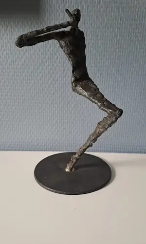 Willem Kind - Beeld met een mobiele telefoon aan zijn oor. kopen? Bied vanaf 75!