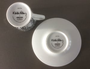 Keith Haring - e.a. TWEE ESPRESSO KOP-EN-SCHOTELS EN EEN MOK kopen? Bied vanaf 16!