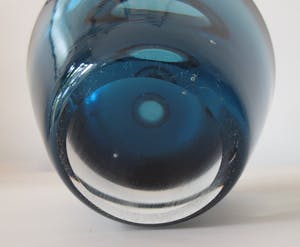 Niet of onleesbaar gesigneerd - Twee dikwandige rookblauwe glazen discus en schoorsteen vaas kopen? Bied vanaf 1!