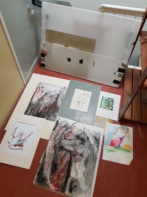 Niet of onleesbaar gesigneerd - 2 grote mappen met veel (studie) materiaal van onbekende kunstenaar. kopen? Bied vanaf 1!