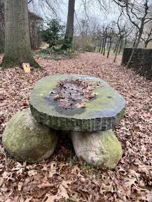Ton Kalle - mooie (aardse) stenen tafel als tuinbeeld kopen? Bied vanaf 200!