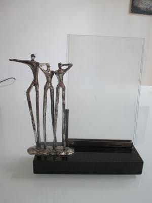 Corry Ammerlaan - Fotolijst met de sculptuur 'Visie' van een verzilverde legering kopen? Bied vanaf 20!