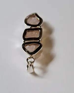 Unieke grote hanger van zilver 925 gezet met drie ruwe rozenkwarts stenen kopen? Bied vanaf 50!