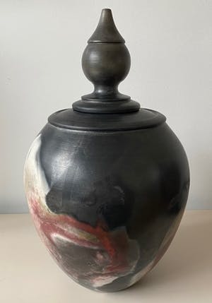 Niet of onleesbaar gesigneerd - Museale Studio Keramische Raku en paardenhaar deksel of urnvaas kopen? Bied vanaf 1!